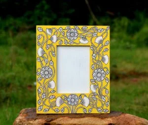 Wooden Pattachita lotus motif Photo frame